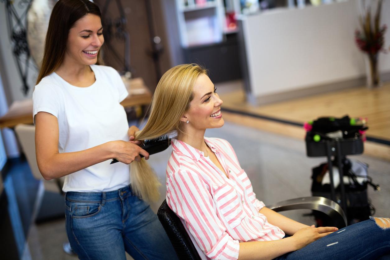 Un Coiffeur à Domicile, L’idéal Pour La Beauté De Mes Cheveux – Blog ...