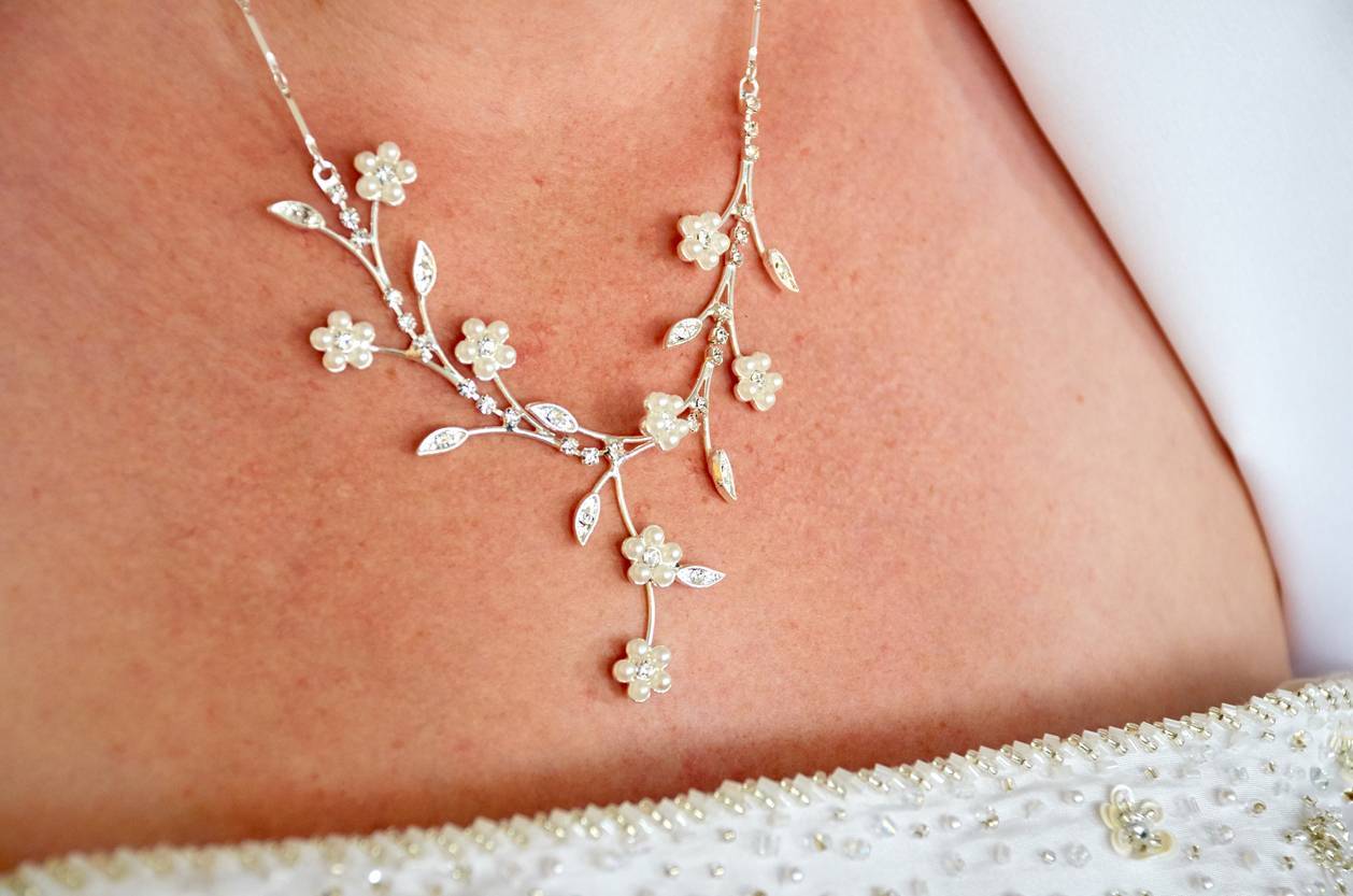 collier tendance printemps motifs fleurs accessoires bijoux fantaisie sautoir chaine femme mode