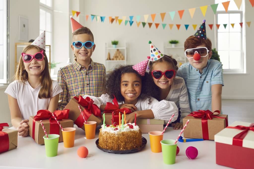 choisir thème anniversaire enfant articles produits décoration déco table guirlandes ballons accessoires